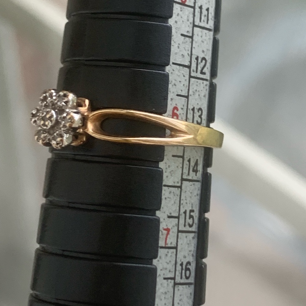 10k Gold Flower Shaped Ring - Picture 6 of 8